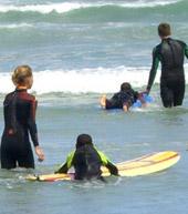 Ich trainierte jeweils zwei Kinder gleichzeitig Südafrika Surfen Training