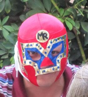 Alejandro mit typischer Lucha Libre Maske Mexiko-Sozialarbeit-Lucha