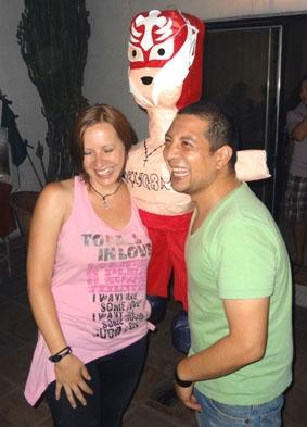 Marco und ich mit der Piñata Mexiko-Sozialarbeit-Party
