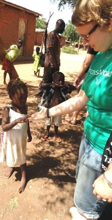 Outreach im Dorf Bentum ghana-medizinpraktikum-freiwillige-mit-kind