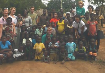 Outreach im Dorf Bentum, Gruppenfoto mit den Frauen und Kindern des Dorfes ghana-medizinpraktikum-gruppe