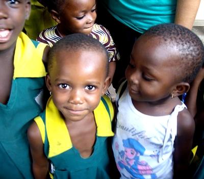 Kinder, die wir bei den Outreach-Projekten unterrichteten ghana-medizinpraktikum-kinder