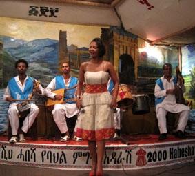 Besuch in einem Restaurant mit traditionellem Gesang und Tanzaufführungen Äthiopien, Unterrichten, Restaurant