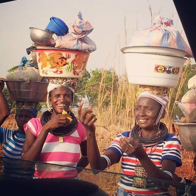 So tragen die Frauen in Togo ihren Einkauf nach Hause togo-unterrichten-frauen-mit-einkauf