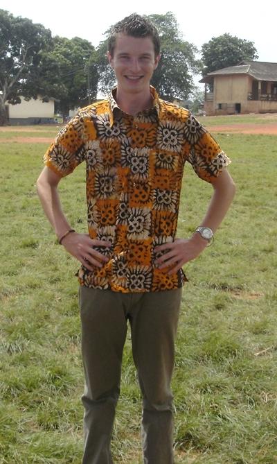 Ich mit dem Hemd, das mir die Lehrer zum Abschied schenkten ghana-unterrichten-freiwilliger