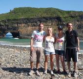 Wir vier auf unsrer Rucksacktour vor dem 'Hole in the Wall': Thyge, ich, Anja und Hamed sudafrika-journalismus-trip