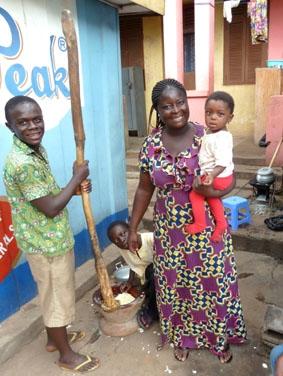 Ghanaische Familie bei der Zubereitung des Nationalgerichts Fufu ghana-medizin-familie