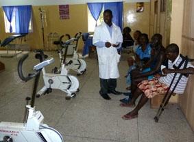 Auf der Physiotherapiestation ghana-medizin-physiotherapiestation