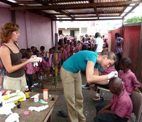 Outreach-Projekt in der Grundschule ghana-medizin-schule