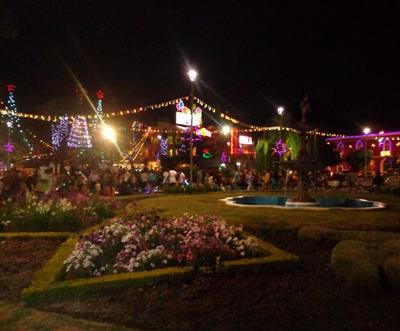 Der Plaza Colon in Cochabamba in Weihnachtsstimmung bolivien-musik-plaza
