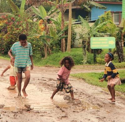 Spielende Kinder in Mokani fidschi-community-kinder