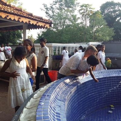 Familienausflug im Tempel Unterrichts-Projekt Sri Lanka, Projects Abroad
