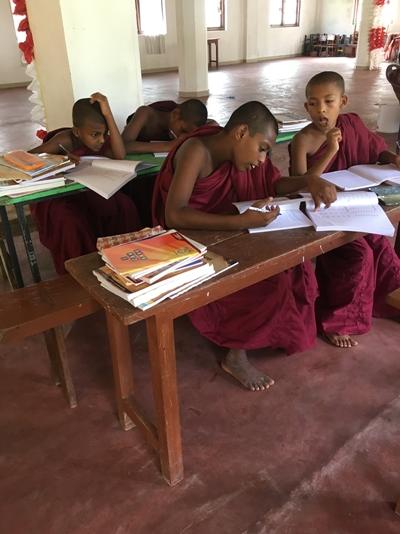Unterricht im Tempel Unterrichts-Projekt Sri Lanka, Projects Abroad