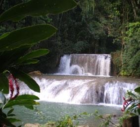 Die YS-Falls in der nähe von Black River, nur eine Stunde von Mandeville entfernt. jamaika-journalismus-wasserfall