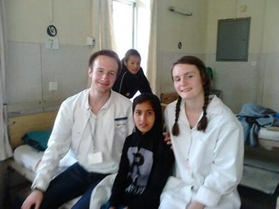 Ich und eine andere Freiwillige mit Patienten nepal-sozialarbeit-freiwillige-mit-patienten