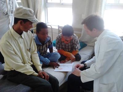 Ich beim Lesen mit den Kindern nepal-sozialarbeit-lesen