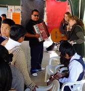 An einer Messe, wo wir unsere Lieder zum Besten gegeben haben bolivien-sozialarbeit-musik