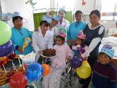 Geburtstagsfeier auf Station. Alle sind dabei: die Schwestern und die Patienten peru-medizin-geburtstag-feiern-im-krankenhaus