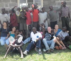 Gruppenfoto vor dem Zentrum für Straßenkinder kenia-sozialarbeit-gruppenfoto