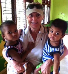 Das bin ich mit zwei Kleinen Sri Lanka-Sozialarbeit-Freiwillige