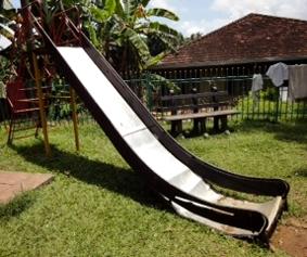 Die Rutsche vorher Sri Lanka-Sozialarbeit-Rutsche vorher