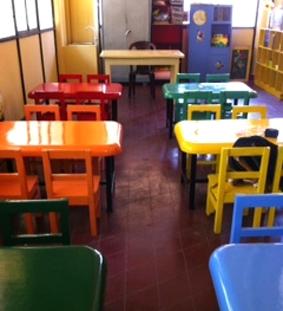 Die frisch gestrichenen Tische und Stühle Sri Lanka-Sozialarbeit-Tische
