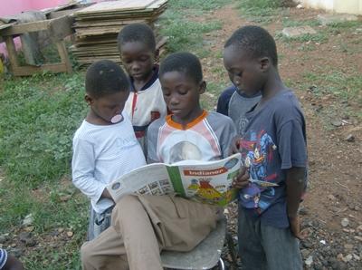 Jungs mit Malbuch Jungs mit Malbuch