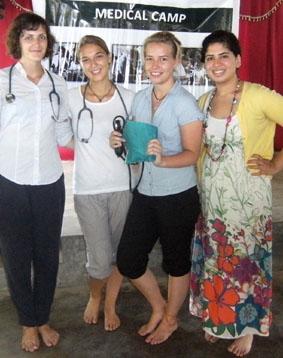 Im Medical Camp: da ich mich auch für Medizin interessiere, durfte ich mal mitgehen sri-lanka-sozialarbeit-medizin