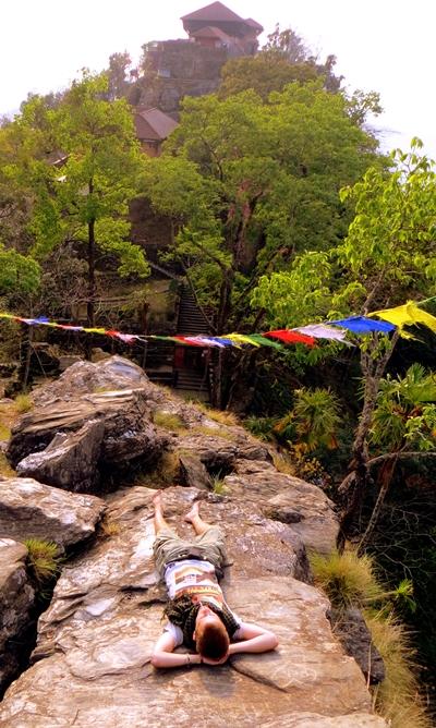 Ich auf einem Felsen vor dem Gorkha Durbar nepal-medizin-freiwilliger