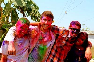 Volunteers nach dem Holi Festival nepal-medizin-holi-festival