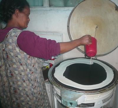 Meine Gastmutter macht Injera Sozialarbeit Äthiopien Gastmutter