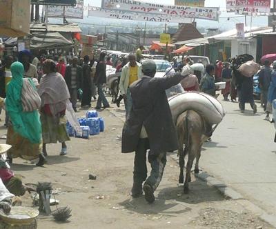 Straßenszene in Addis Abeba Sozialarbeit Äthiopien Strasse