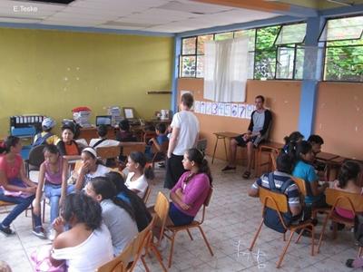 Beim Unterrichten der älteren Schüler ecuador-unterrichten-unterricht