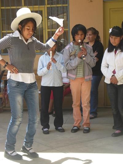 Konzertvorbereitung: zur Musik wurde auch getanzt bolivien-musik-tanz
