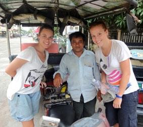 Rechts meine Freundin Vicky, in der Mitte der Fahrer und links ich kambodscha-sozialarbeit-freiwillige