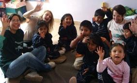 Die Kinder, 2 andere Freiwillige im Projekt und ich Bolivien-Sozialarbeit-Kollegen