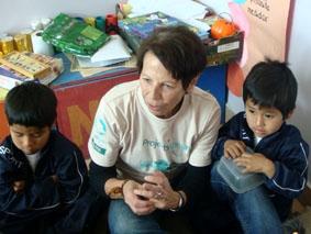 Beim Lernen der Tage und Monate Bolivien-Sozialarbeit-Lernen