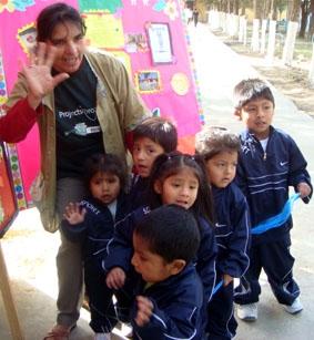 Draußen beim Spielen Bolivien-Sozialarbeit-Spielen