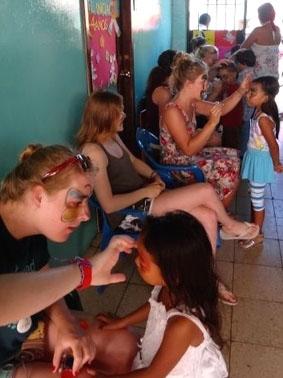 Gesichtsbemalung in der Grundschule am „Tag des Kindes“ – eine Feier mit Musik, Tanz und Kuchen ecuador-unterrichten-kinder