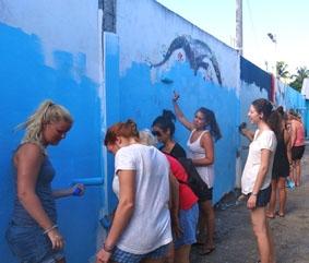 Wandbemalung in der Grundschule mit den anderen Freiwilligen ecuador-unterrichten-wandbemalung