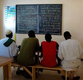 Die älteren Talibés beim Französisch lernen senegal-sozialarbeit-franzosisch