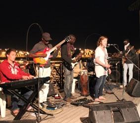 Konzert im Restaurant Flamingo mit einer anderen Freiwilligen senegal-sozialarbeit-konzert