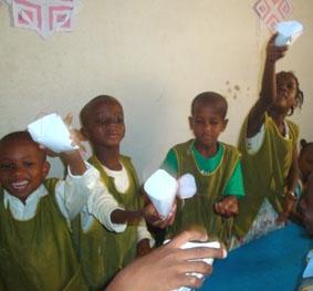 Die Kinder mit einem Spiel, das wir bastelten senegal-sozialarbeit-spiel