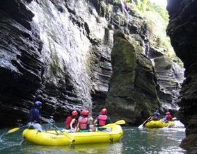 Raftingtour auf dem Upper Navua River fidschi-sozialarbeit-ausflug