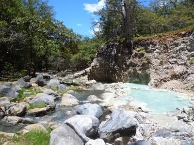 Baden in den heißen Quellen des Nationalparks – Schwefelgeruch inklusive costarica-sozialarbeit-baden