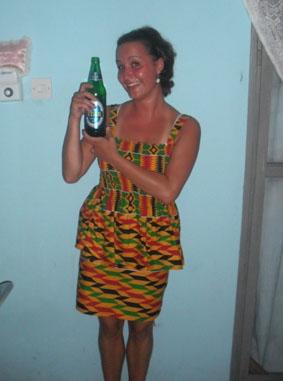 Ich mit dem Abschiedsgeschenk meiner Gastfamilie ghana-medizin-freiwillige