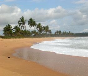 Am Strand ghana-medizin-strand