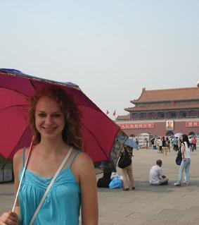Vor dem Eingang zur verbotenen Stadt in Beijing china-wirtschaft-freiwillige