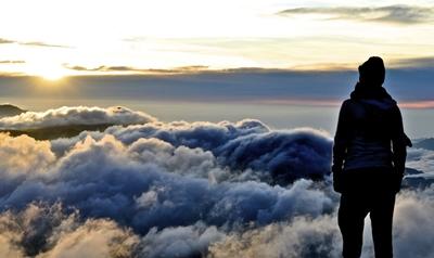 der Sonnenaufgang auf dem Adam's Peak. sri-lanka-medizin-sonnenaufgang