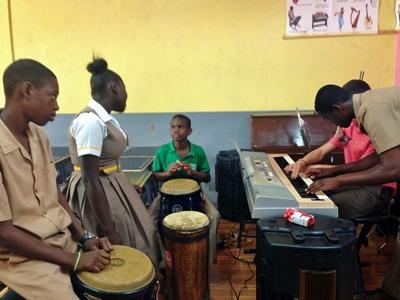 Jam Session zwischen den Stunden Musik-Projekt auf Jamaika, Projects Abroad